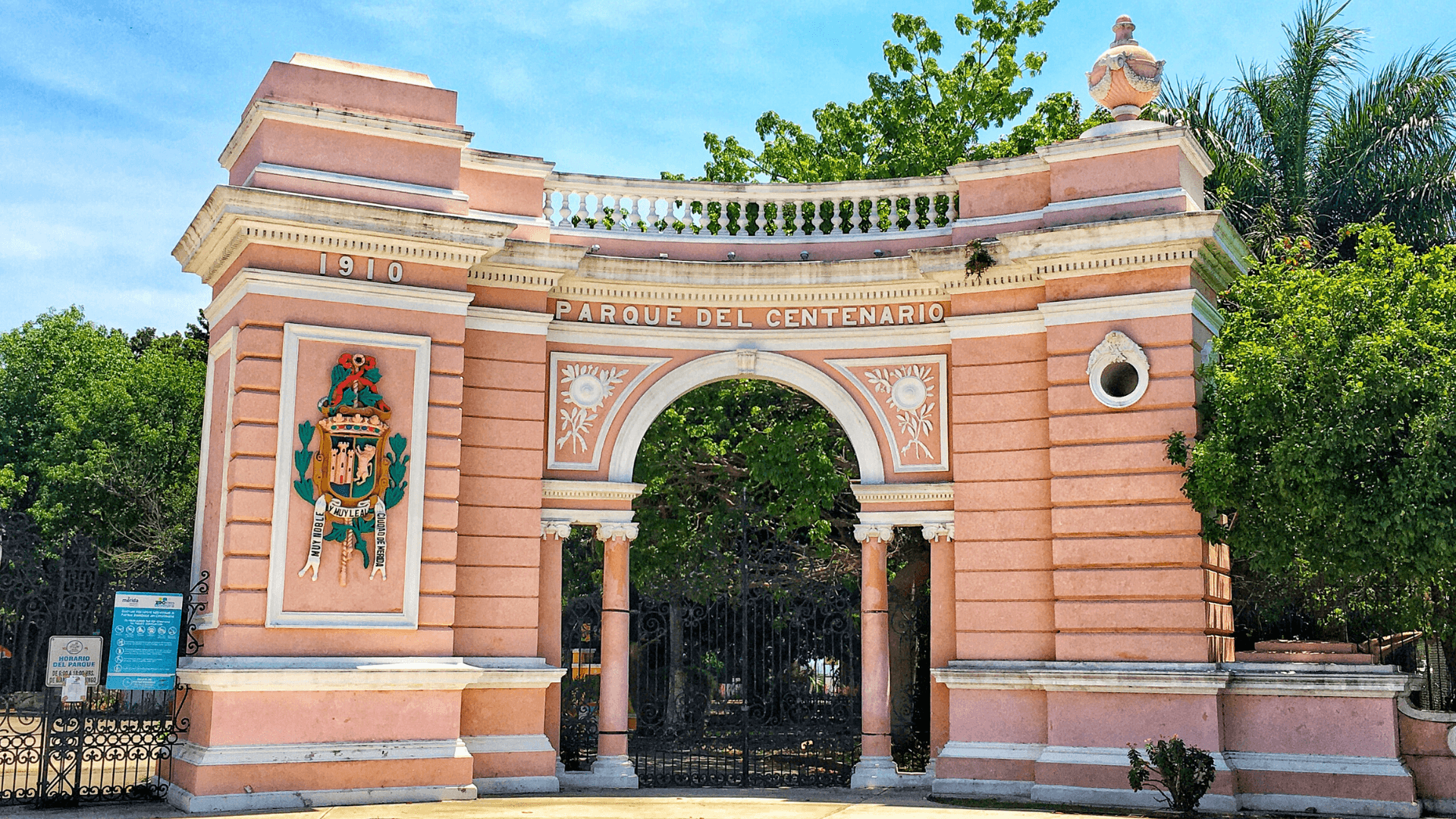 Centenario Park and Zoo in Neighborhoods in Mérida