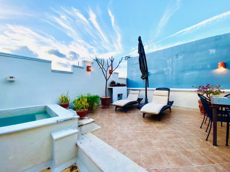 Rooftop terrace with plunge pool and lounge chairs on a colonial home in Centro Mérida, Yucatán